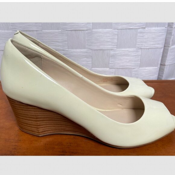 NWOB Cole Haan Patent Leather Off White Cream Peep Toe Wedge Pump Shoe Size 8 - Picture 7 of 9